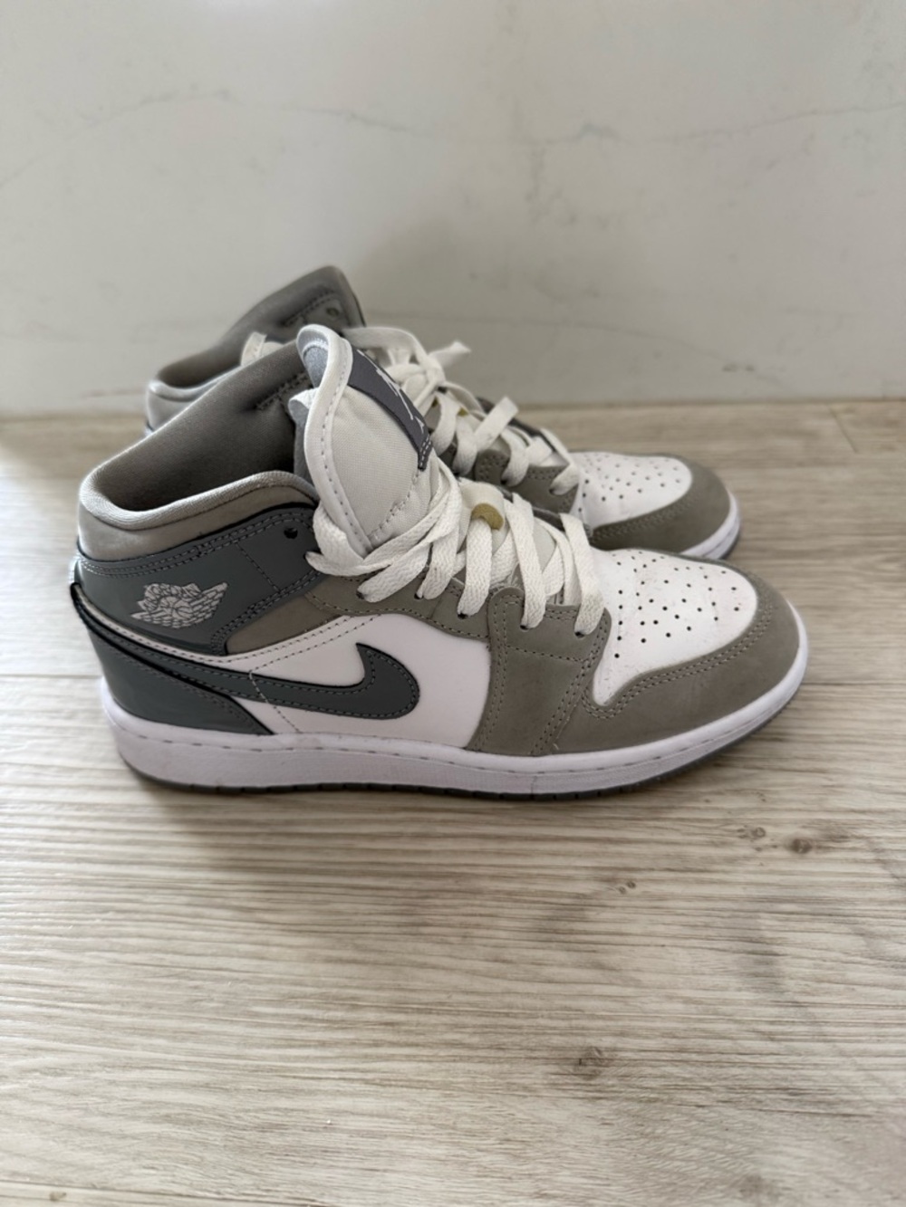 Nike Air Jordan 1 Mid - White & Light Grey Suede